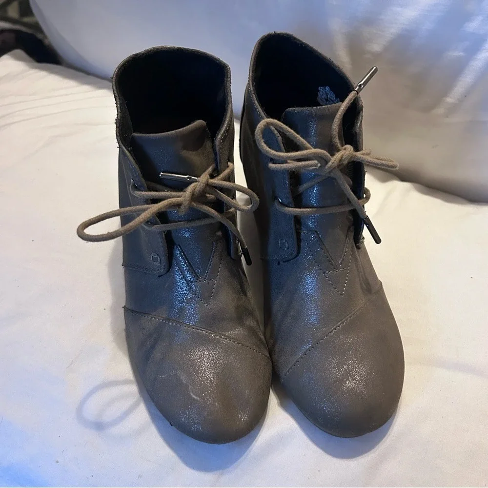 TOMS Women's Gray Suede Wedge Booties – Size 8,‎ Lace-Up Ankle Boots